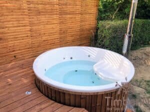 Badezuber Badefass Hot Tube mit Whirlpool Holzofen – TimberIN Rojal 1 6 scaled 1