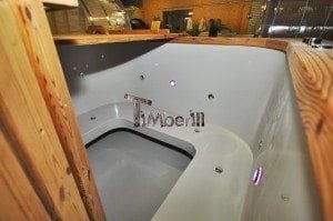 Luxus QUADRATISCHE Hot Tub mit Kunststoffeinsatz 131
